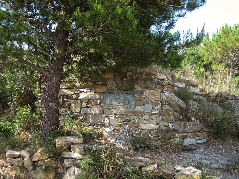 Thor_Heyerdahl_tomb.jpg